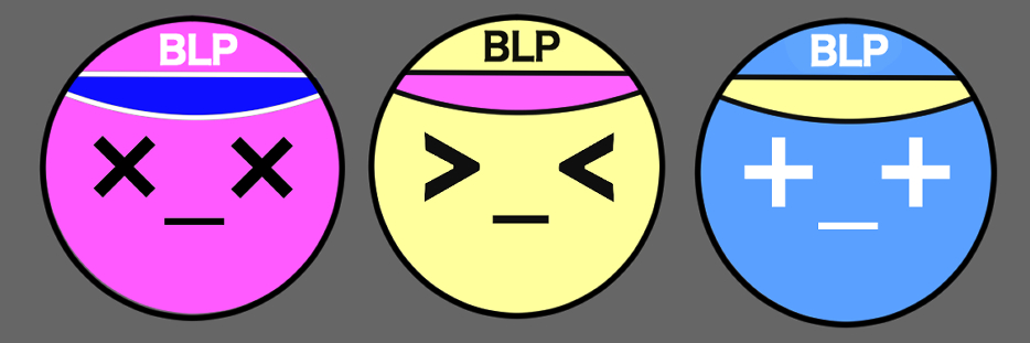 一般向け缶バッジのデザイン。キャップの頭にBLPの文字が入った顔が３つ。左から紫ベースでつばは青。目は乗算記号。中央が黄色ベースでつばは紫。目が＞＜。右が青ベースでつばは黄色。目がプラス記号。口はいずれもアンダースコア